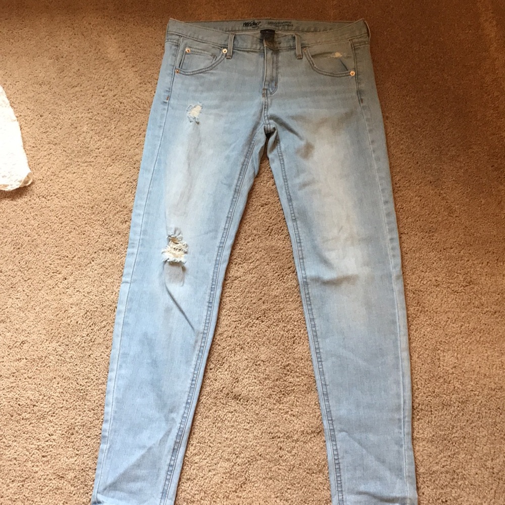 Light distressed jeans